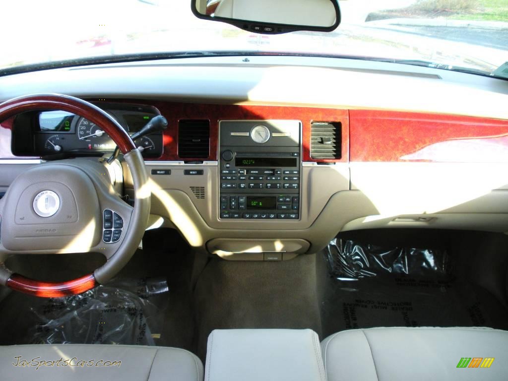 2003 Town Car Signature - Autumn Red Metallic / Medium Dark Parchment/Light Parchment photo #19