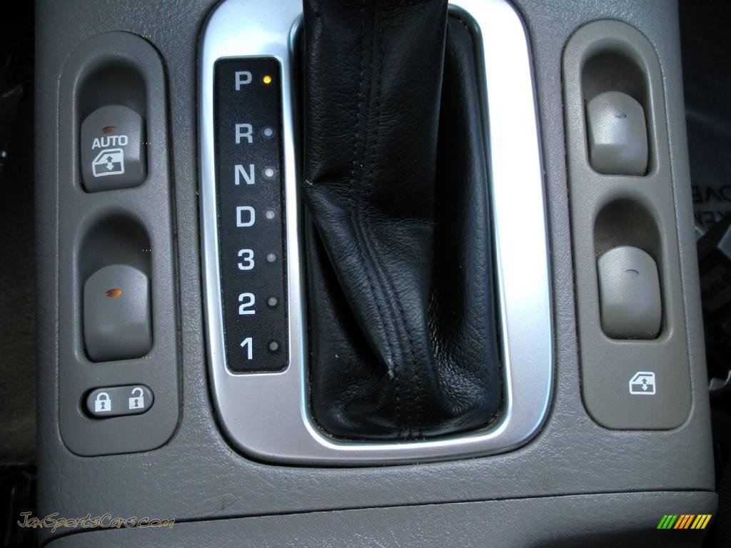 2003 L Series LW300 Wagon - Bright Silver / Gray photo #23