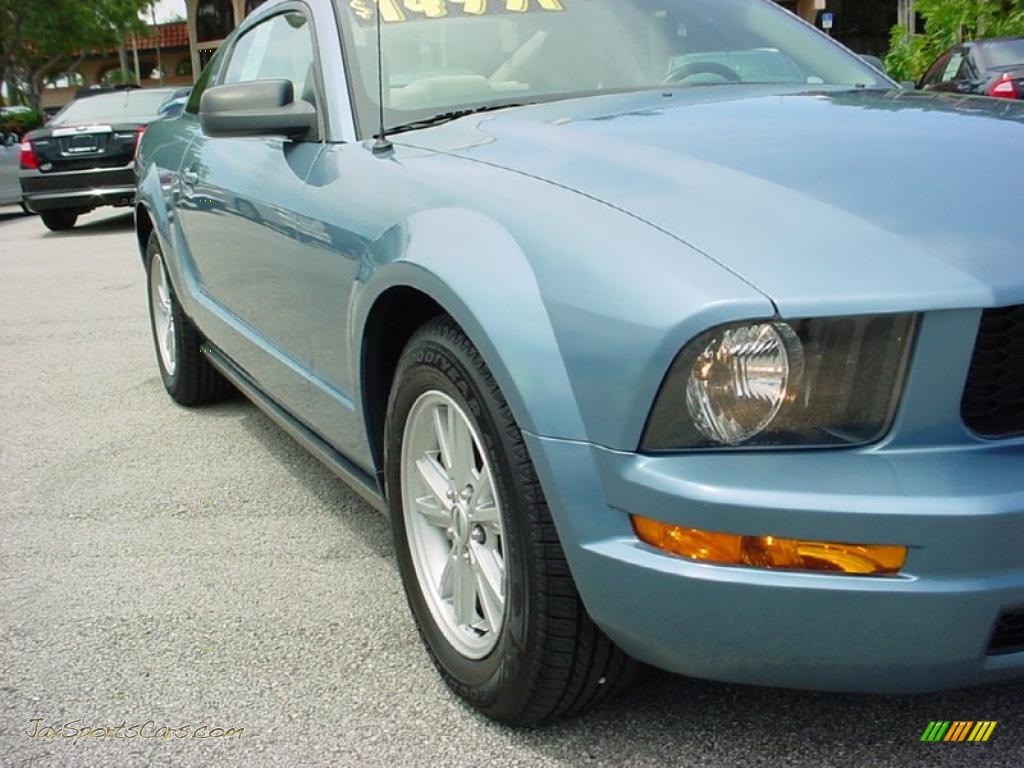 2005 Mustang V6 Deluxe Coupe - Windveil Blue Metallic / Medium Parchment photo #2