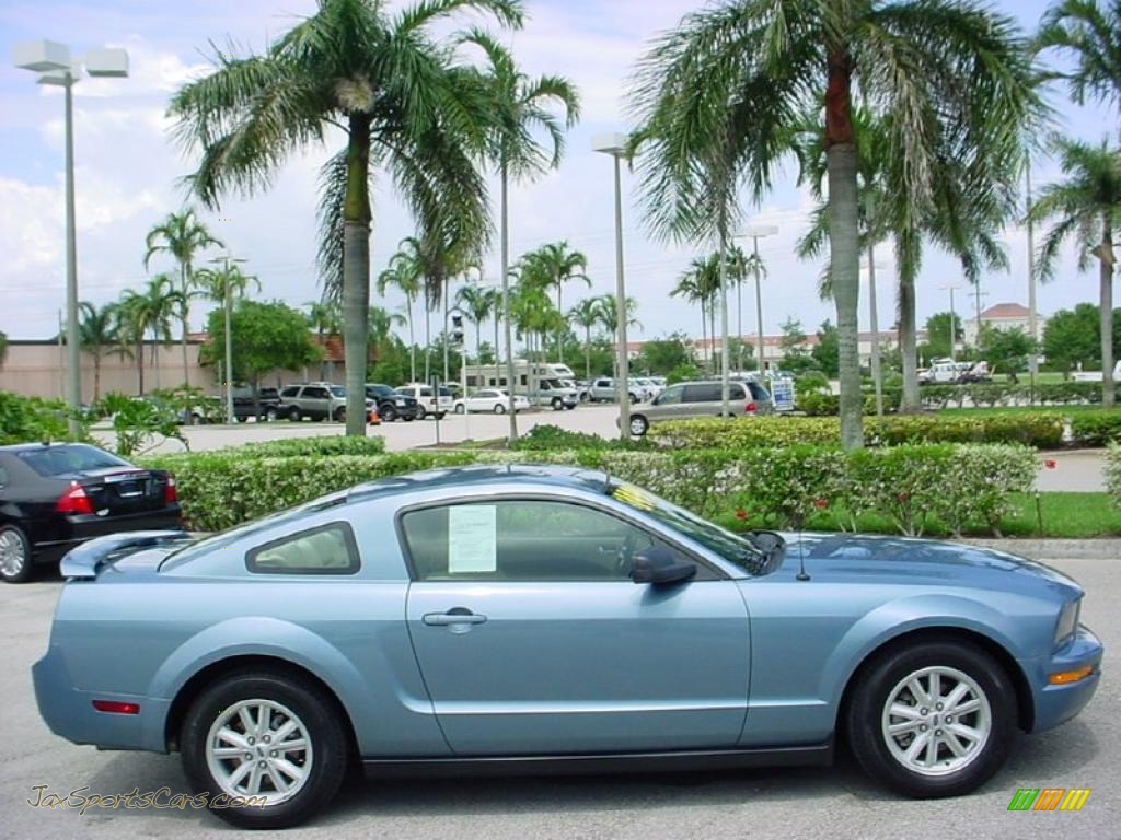 2005 Mustang V6 Deluxe Coupe - Windveil Blue Metallic / Medium Parchment photo #5