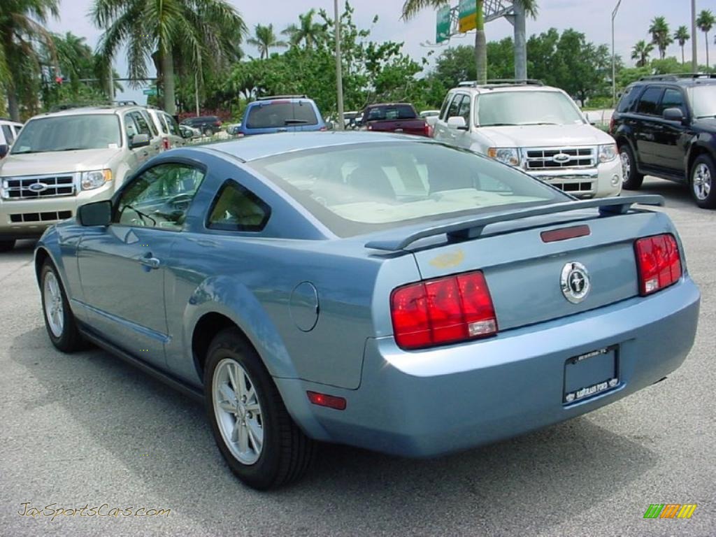 2005 Mustang V6 Deluxe Coupe - Windveil Blue Metallic / Medium Parchment photo #8
