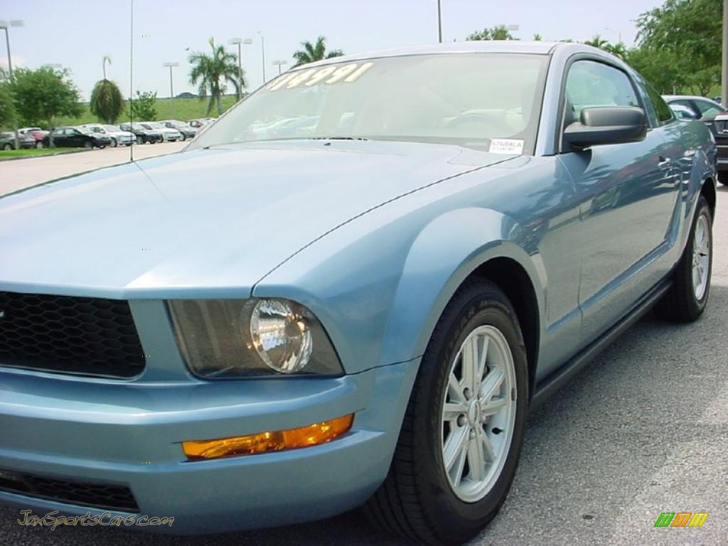 2005 Mustang V6 Deluxe Coupe - Windveil Blue Metallic / Medium Parchment photo #12