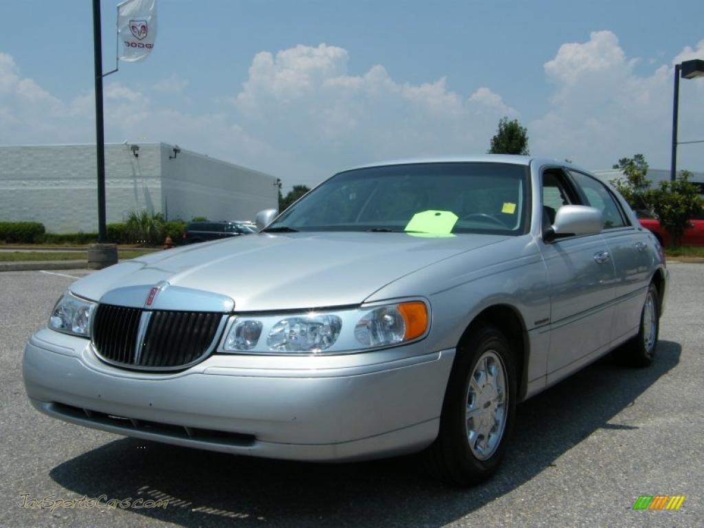 Silver Frost Metallic / Light Graphite Lincoln Town Car Signature