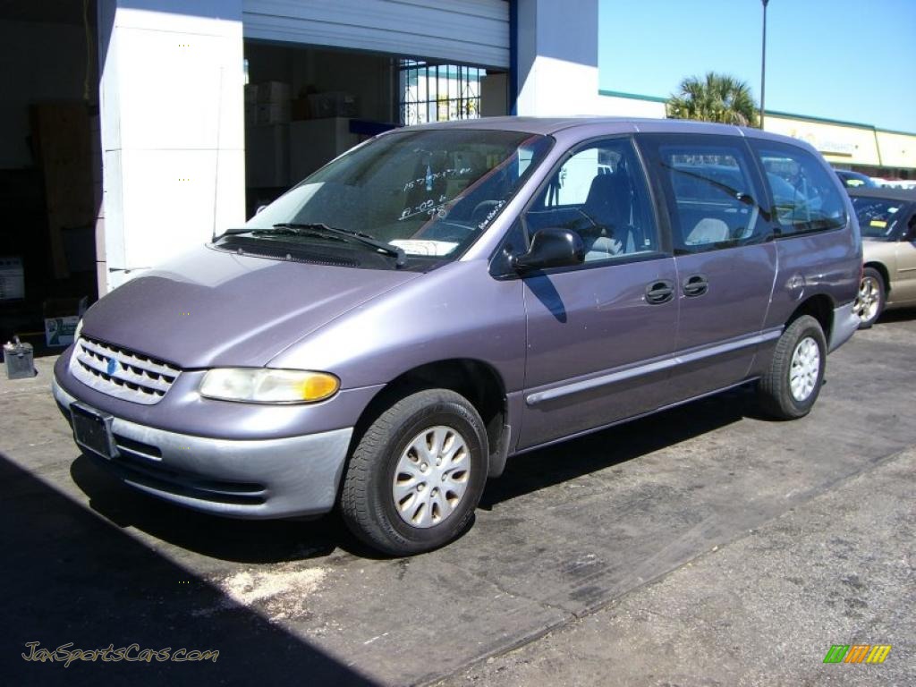 Deep Amethyst Pearl / Mist Gray Plymouth Grand Voyager SE