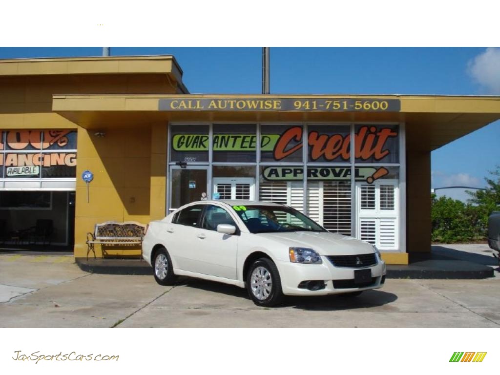 Dover White Pearl / Beige Mitsubishi Galant ES Dover White Pearl / Beige Mitsubishi Galant ES
