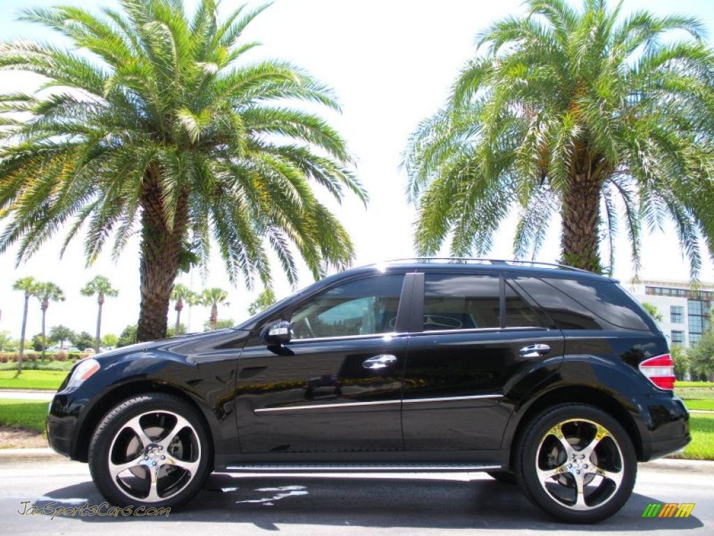 Black / Macadamia Mercedes-Benz ML 550 4Matic