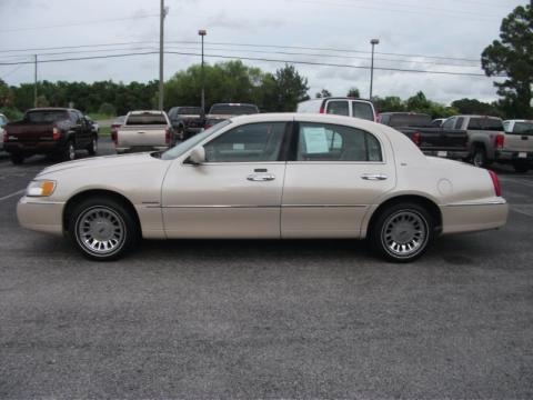 Light Parchment Gold Metallic 2001 Lincoln Town Car Cartier Light Parchment Gold Metallic 2001 Lincoln Town Car Cartier