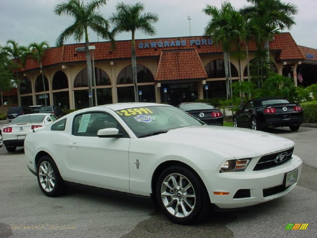 Performance White / Saddle Ford Mustang V6 Premium Coupe Performance White / Saddle Ford Mustang V6 Premium Coupe