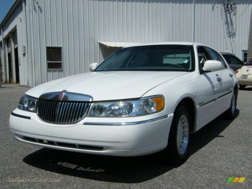 Vibrant White / Light Graphite Lincoln Town Car Executive Vibrant White / Light Graphite Lincoln Town Car Executive