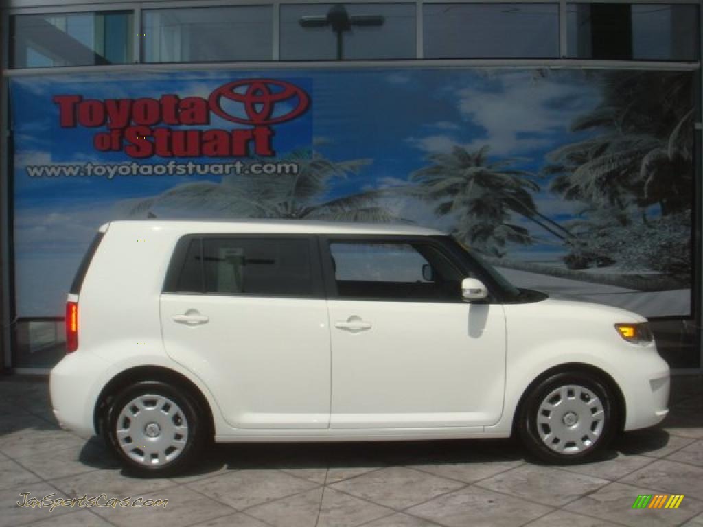 Super White / Dark Gray Scion xB Super White / Dark Gray Scion xB