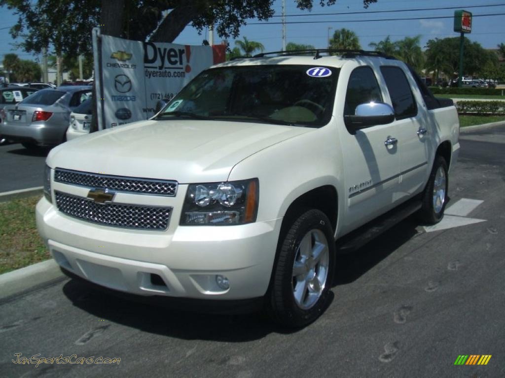 White Diamond Tricoat / Dark Cashmere/Light Cashmere Chevrolet Avalanche LTZ