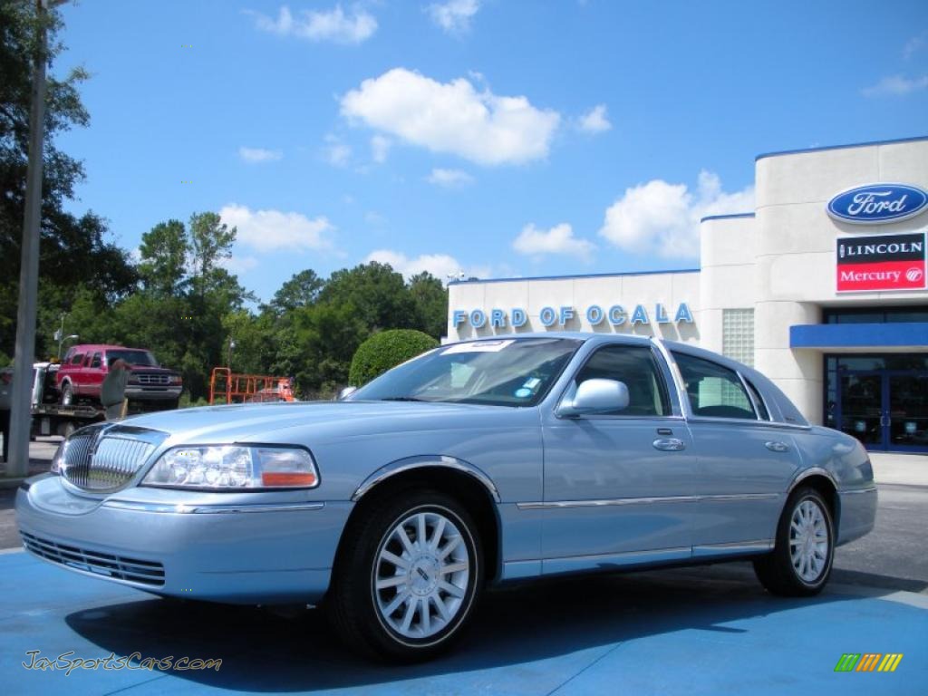 Light Ice Blue Metallic / Medium Light Stone Lincoln Town Car Signature Light Ice Blue Metallic / Medium Light Stone Lincoln Town Car Signature
