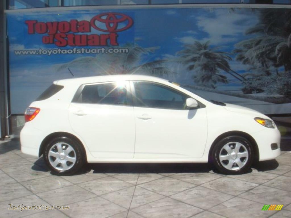 Super White / Ash Gray Toyota Matrix 1.8