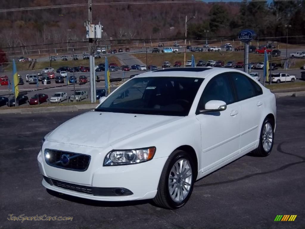 2011 S40 T5 - Ice White / Off Black Leather photo #2