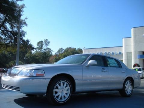 Silver Birch Metallic 2011 Lincoln Town Car Signature Limited