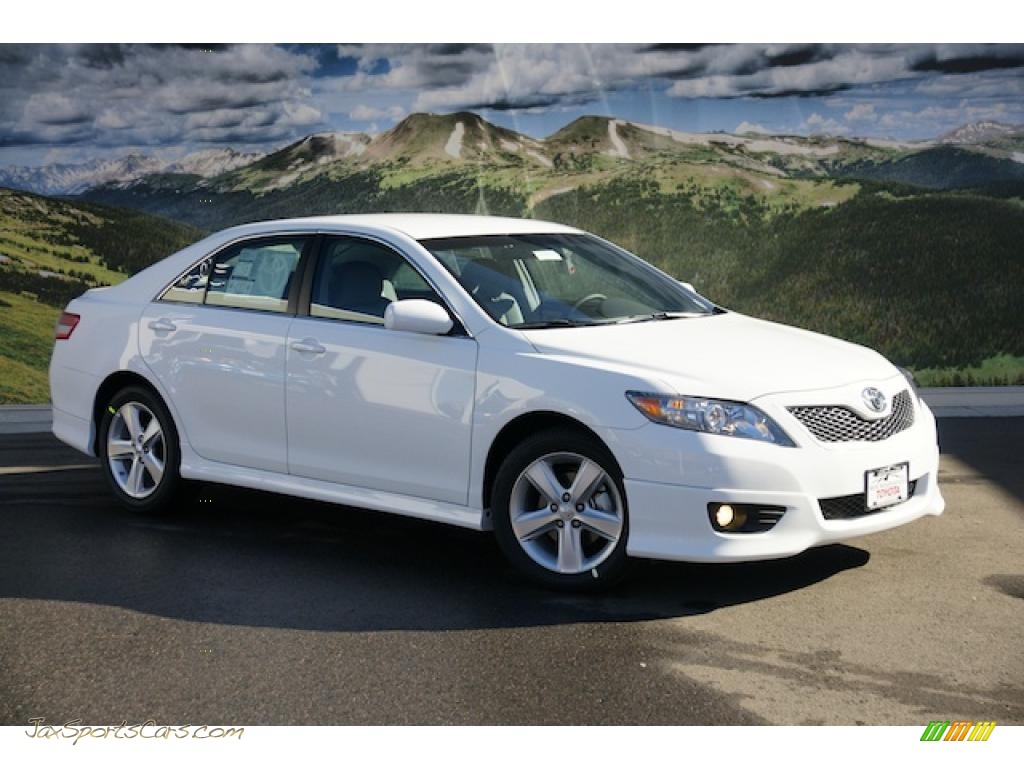 2011 Toyota camry se super white