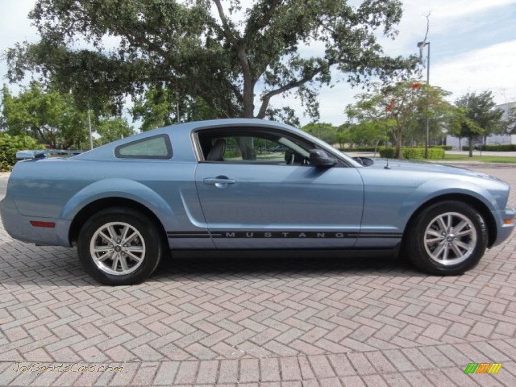 2005 Mustang V6 Premium Coupe - Windveil Blue Metallic / Medium Parchment photo #8