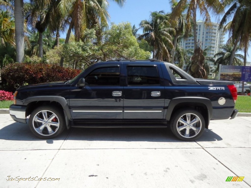 2004 Chevrolet Avalanche 1500 Z66 in Dark Blue Metallic photo 11