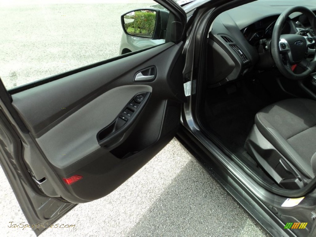 2013 Focus SE Hatchback - Sterling Gray / Charcoal Black photo #17